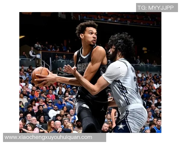 回顾12月20日马刺对阵魔术精彩比赛录像全程分析与亮点回放